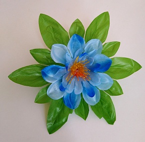 Цветок на подложке голубой